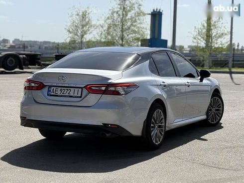 Toyota Camry 2022 - фото 9