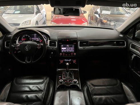Volkswagen Touareg 2011 серебристый - фото 3