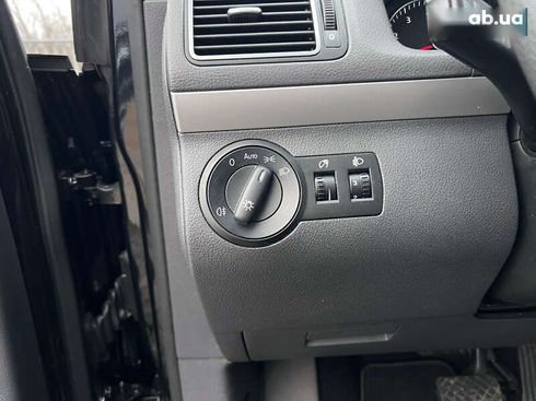 Volkswagen Touran 2011 - фото 17