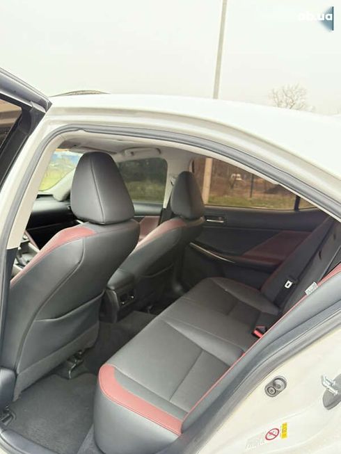 Lexus IS 2018 - фото 24