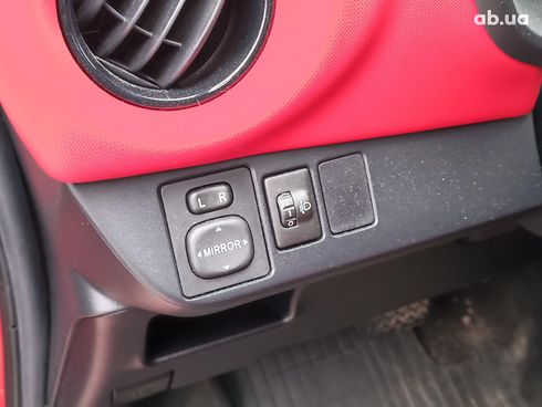Toyota Yaris 2015 красный - фото 22