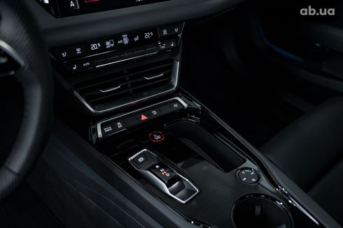 Audi e-tron GT quattro 2023 серый - фото 11