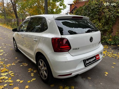 Volkswagen Polo 2015 белый - фото 9