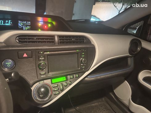 Toyota Prius C 2012 белый - фото 7