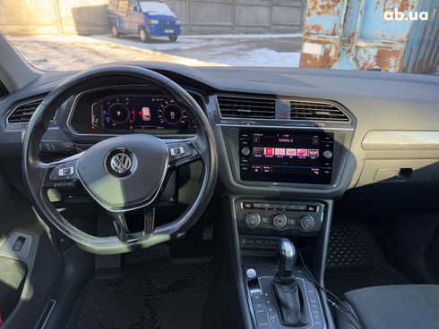 Volkswagen Tiguan 2020 серый - фото 15