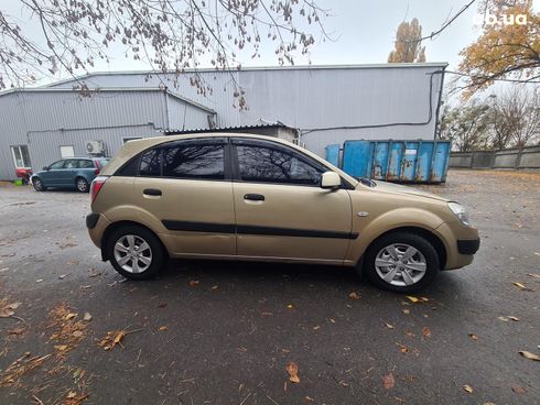 Kia Rio 2008 бежевый - фото 8