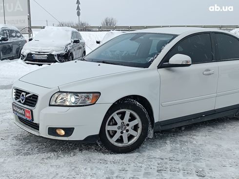 Volvo S40 2010 белый - фото 2