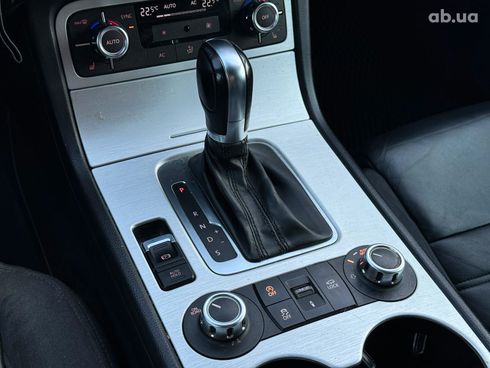 Volkswagen Touareg 2012 серый - фото 39