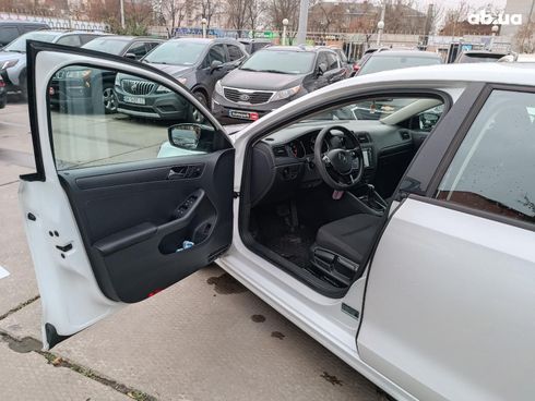 Volkswagen Jetta 2015 белый - фото 16