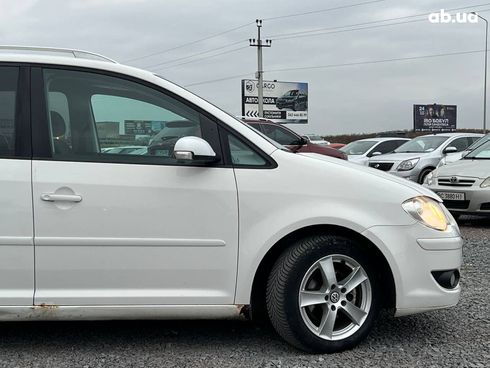 Volkswagen Touran 2009 белый - фото 11