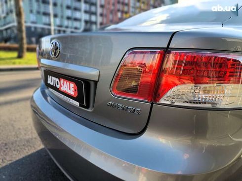 Toyota Avensis 2011 - фото 18
