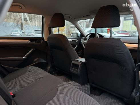 Volkswagen Passat 2016 серый - фото 18