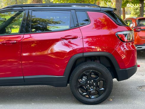 Jeep Compass 2023 красный - фото 12