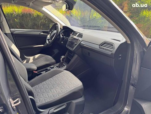 Volkswagen Tiguan 2021 серый - фото 22