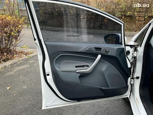 Ford Fiesta 2011 белый - фото 9