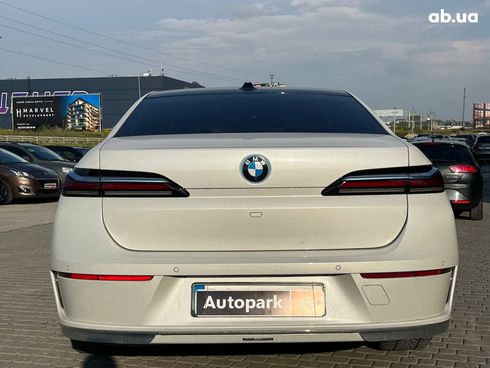 BMW i7 2023 белый - фото 9