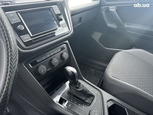 Volkswagen Tiguan 2021 серый - фото 15