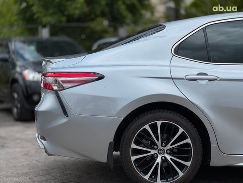 Toyota Camry 2018 серый - фото 15