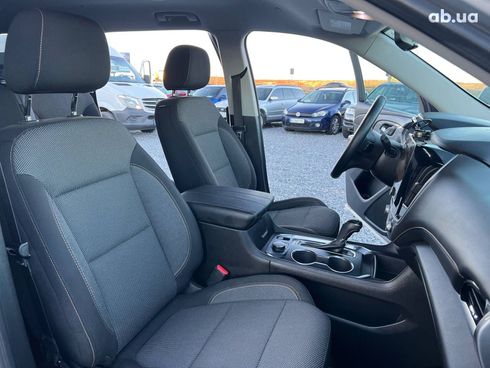 Chevrolet Traverse 2017 серый - фото 41