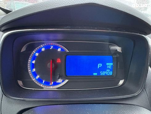 Chevrolet Trax 2016 белый - фото 20