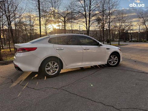 Kia Optima 2017 белый - фото 16