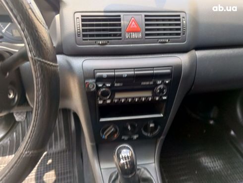 Skoda Octavia 2010 серебристый - фото 2