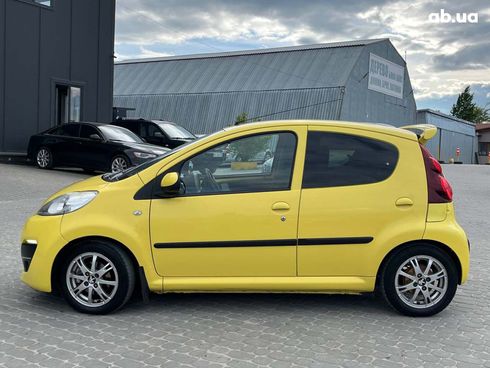 Peugeot 107 2012 желтый - фото 13