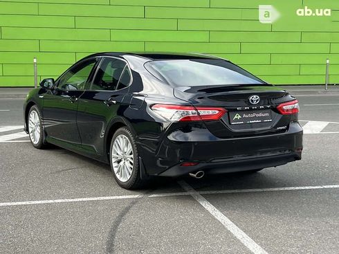 Toyota Camry 2020 - фото 11