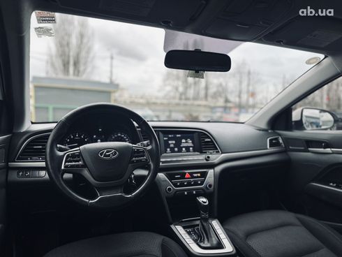 Hyundai Elantra 2016 белый - фото 16
