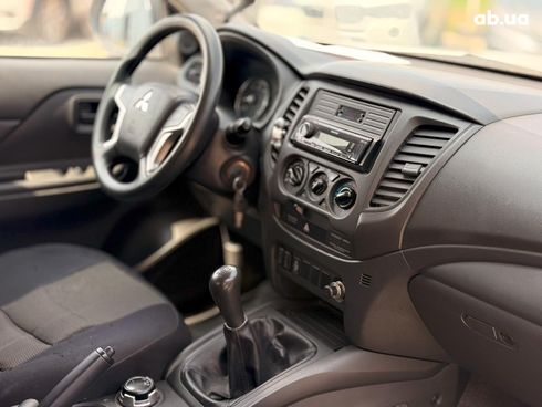 Mitsubishi l 200 2019 белый - фото 12