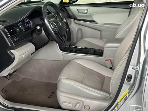 Toyota Camry 2015 серый - фото 12