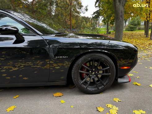 Dodge Challenger 2022 черный - фото 5