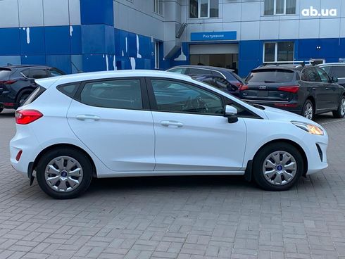 Ford Fiesta 2018 белый - фото 12