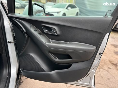 Chevrolet Trax 2016 серый - фото 18