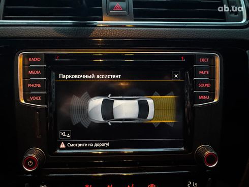 Volkswagen Jetta 2016 белый - фото 18