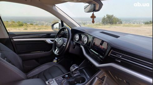 Volkswagen Touareg 2019 серый - фото 3