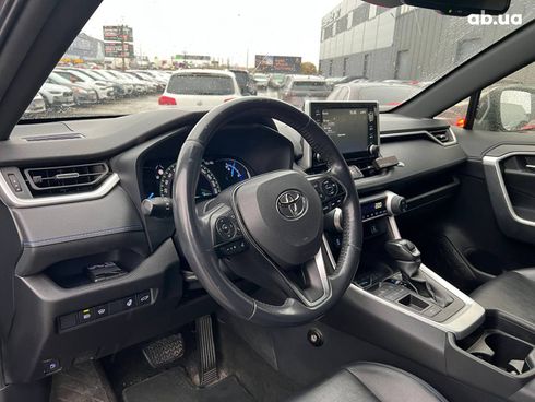 Toyota RAV4 2019 серый - фото 18