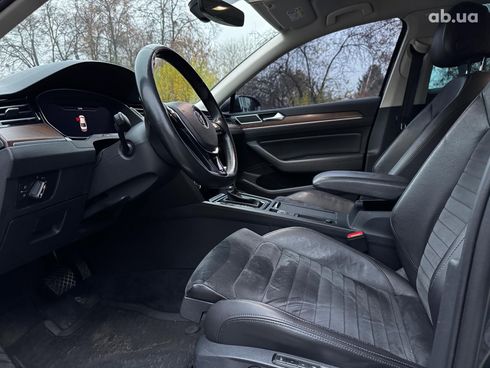 Volkswagen Passat 2018 серый - фото 32