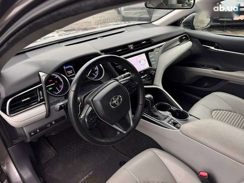 Toyota Camry 2020 - фото 12