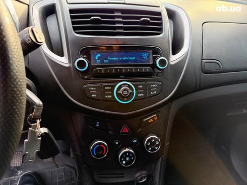 Chevrolet Tracker 2013 белый - фото 31