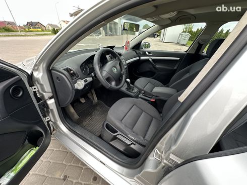 Skoda Octavia 2005 серебристый - фото 6