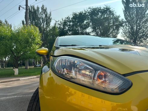 Ford Fiesta 2014 желтый - фото 16