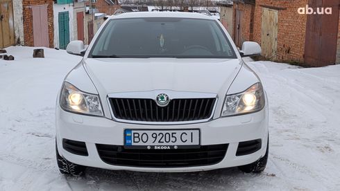 Skoda Octavia 2010 белый - фото 2