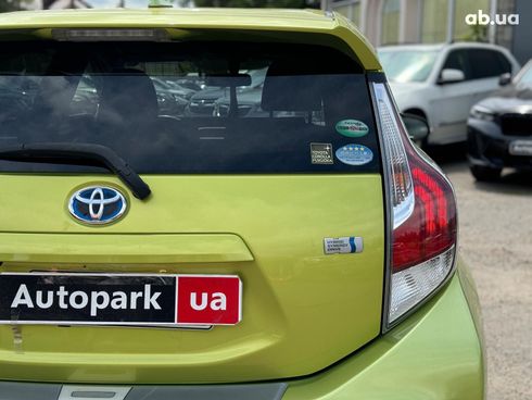 Toyota Aqua 2015 зеленый - фото 15
