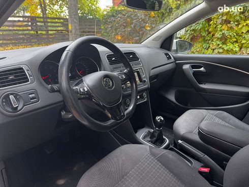 Volkswagen Polo 2015 белый - фото 11