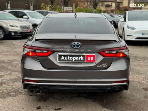 Toyota Camry 2022 серый - фото 7