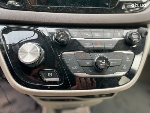 Chrysler Pacifica 2017 серый - фото 90