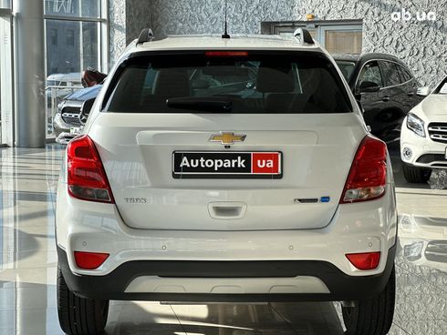 Chevrolet Trax 2017 белый - фото 7
