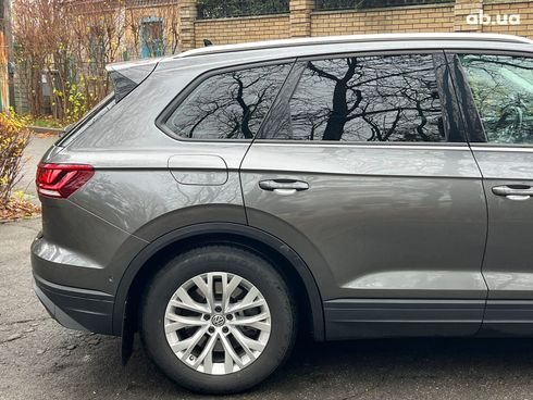 Volkswagen Touareg 2019 серый - фото 26