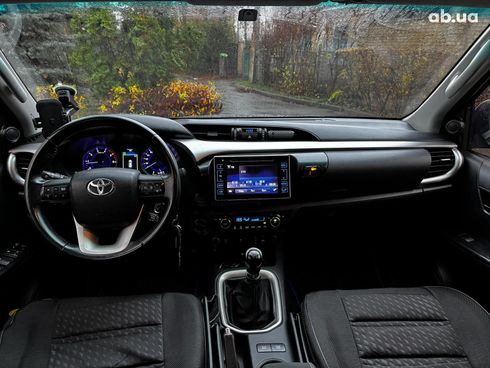 Toyota Hilux 2017 серый - фото 53